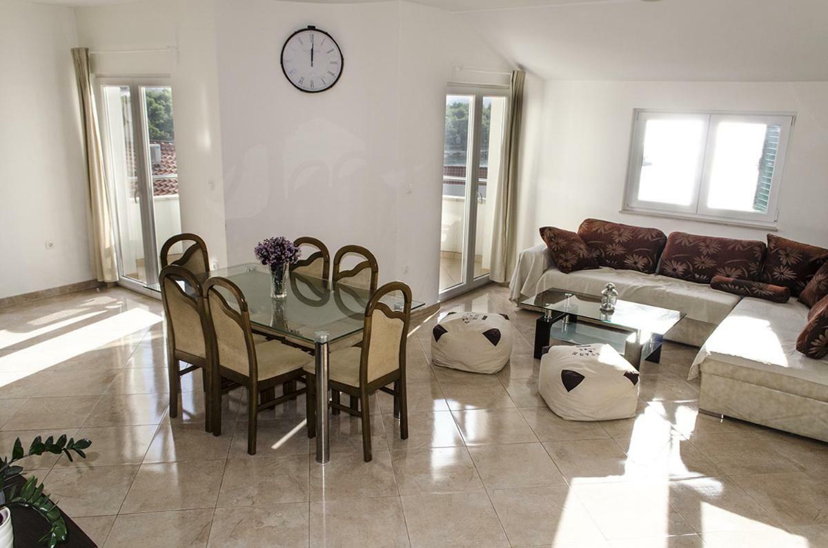 Mars Apartment Trogir Bagian luar foto